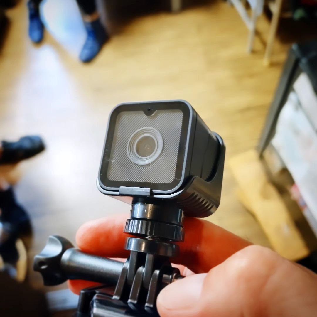 オタクバーやSF大会で使おうと、vlogカメラを購入