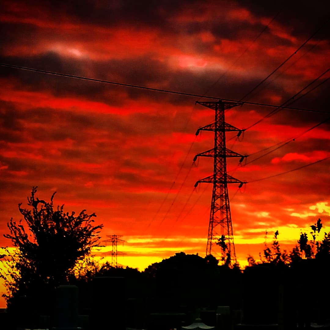 最近の朝焼け送電鉄塔写真