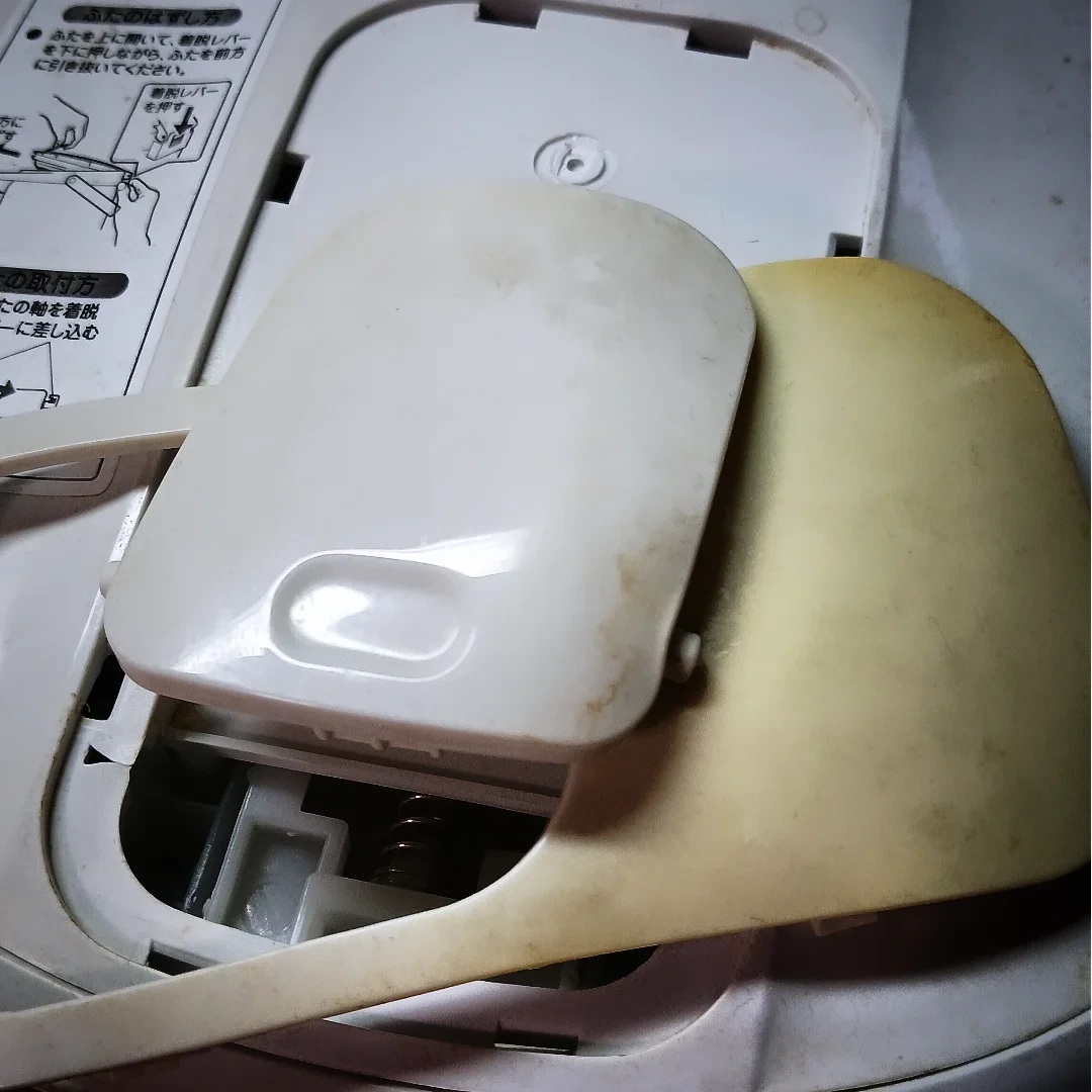 激安湯沸かし電気ポット、熱変形でパーツ取れる